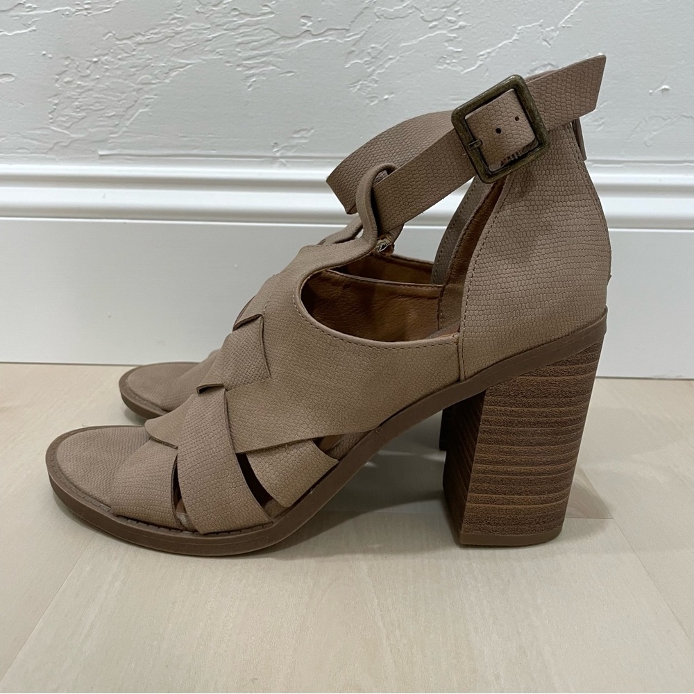 Universal Thread Women's 8.5 Taupe/Auburn Heel Sandal Open Toe Zip Buckle Tan - Picture 12 of 14